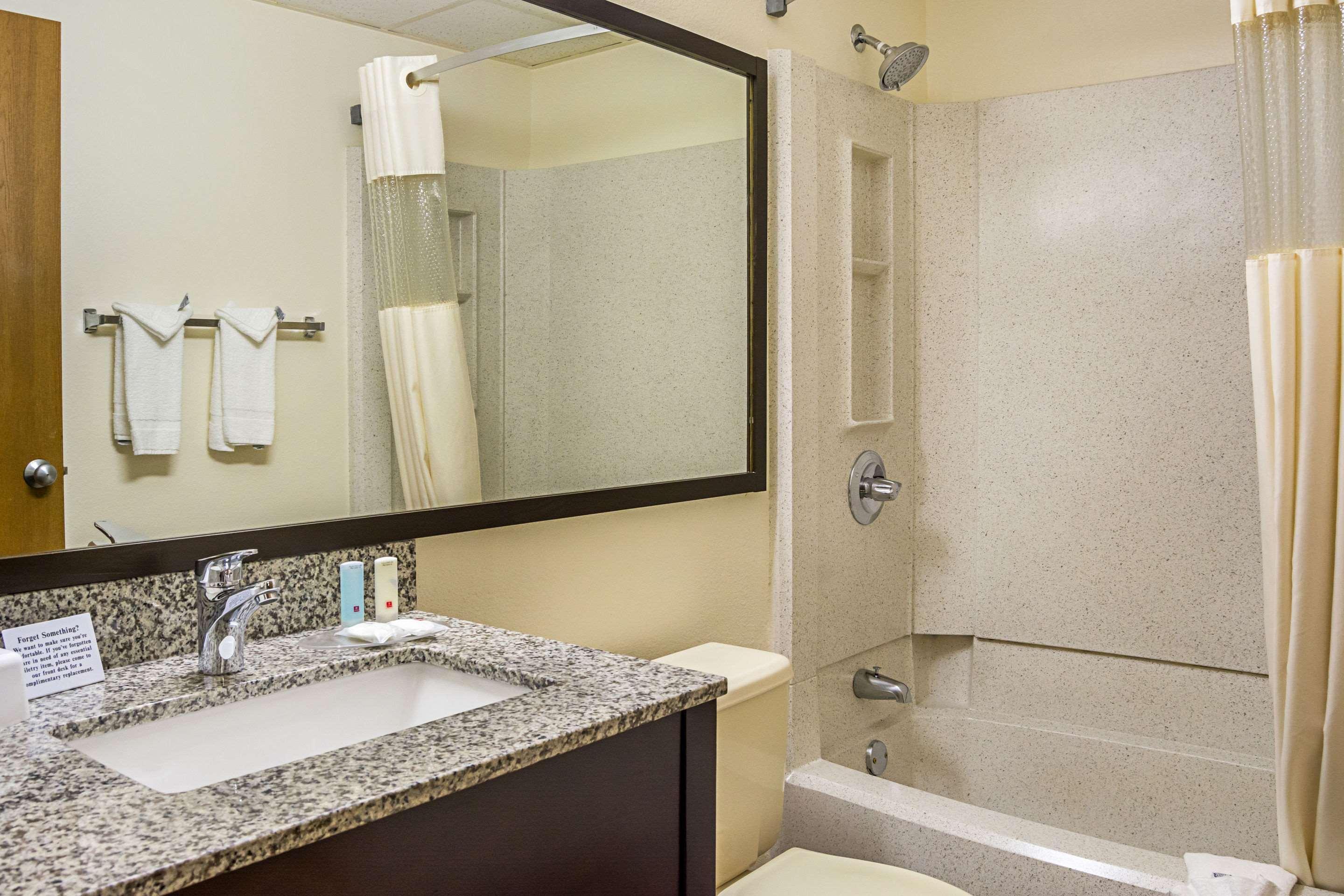 Quality Inn & Suites Clackamas - Portland Eksteriør billede